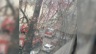 Школу в центре Воронежа заволокло дымом из-за пожара в бане