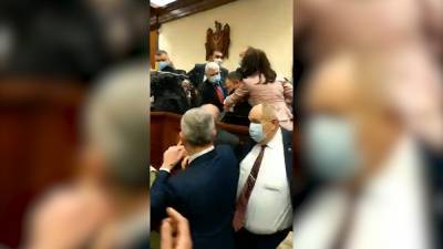 Потасовку на заседании парламента Молдавии сняли на видео