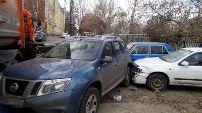 Мусоровоз устроил массовую аварию с припаркованными машинами в Воронеже