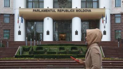 Парламент Молдавии сократил полномочия избранного президента Санду