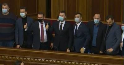 "Покиньте фотозону": Разумков отчитал Криклия и нардепов за фотосессию на заседании Рады (видео)