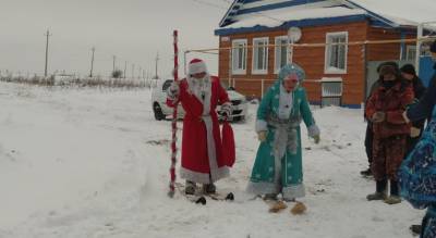 Дед Мороз открыл новую дорогу, которую построили жители Сирмапоси на свои деньги