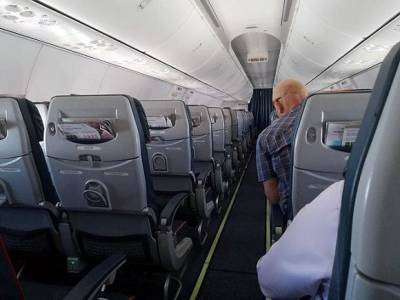 Мужчина устроил скандал на борту самолета и справил нужду на глазах у пассажиров