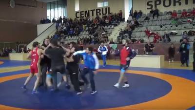 Борцы устроили драку на чемпионате России по вольной борьбе среди юниоров