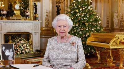 Королевская елка: Елизавета II украшает Виндзорский замок к Рождеству – волшебное видео