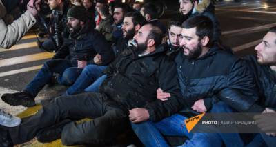 Активисты блокируют движение в Ереване – полиция проводит задержания