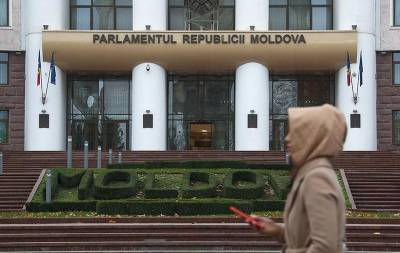 Парламент Молдовы урезал полномочия избранного президента Санду