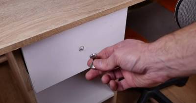 Как починить отвалившуюся мебельную ручку, если не хочется бежать в магазин за новой