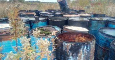 В Орловке нашли несколько десятков 200-литровых бочек с неизвестным веществом