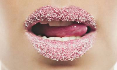 Что делать, если сохнут губы: 5 полезных советов