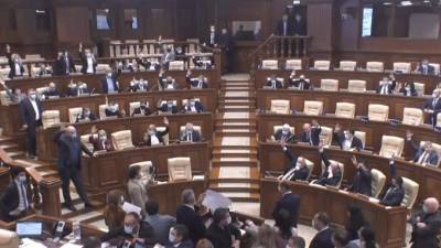 Парламент Молдавии одобрил в первом чтении повышение статуса русского языка
