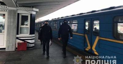 Полиция оштрафовала 85 человек за нарушение карантина в киевском метро (фото)