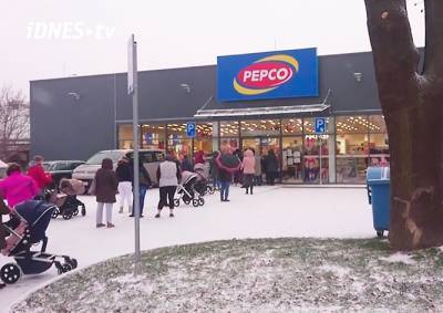 Жители Чехии выстроились в очереди в магазины и парикмахерские: видео