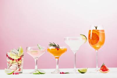 ТОП-9 вкусных коктейлей на Новый год 2021: алкогольные, безалкогольные, детские