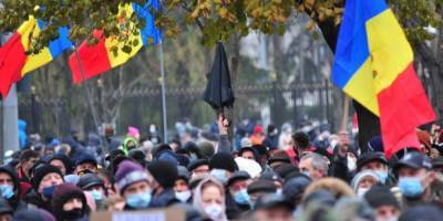 В Кишиневе несколько тысяч человек собрались под зданием парламента из-за ограничения полномочий Санду — фото