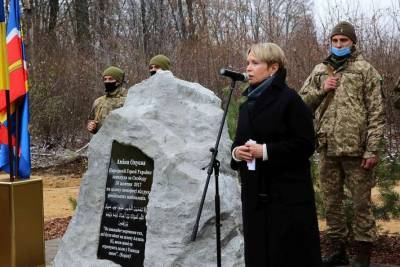 На Киевщине открыли памятный знак в честь Амины Окуевой