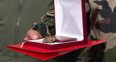 За отвагу и не только: армянские военнослужащие получают высокие госнаграды
