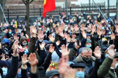 Парламент Молдовы ограничил полномочия Санду: в Кишиневе протесты
