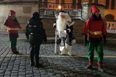 В Москве Деда Мороза будут судить за пикет с гномами