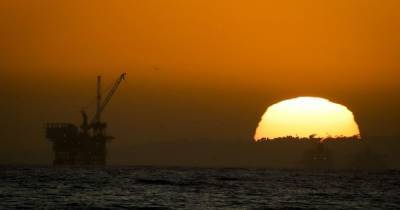 Страны ОПЕК + договорились увеличить добычу нефти