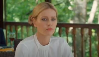 Звезда сериала "Кухня" Катя Кузнецова оседлала стул и засветила свои "яблочки" в кружевах, фанаты в восторге
