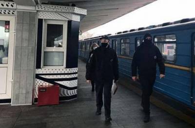 Киевлян массово штрафуют в метро: люди совсем забыли о масках