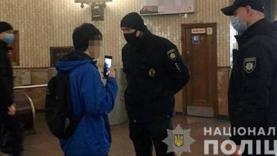 Сколько в Киеве оштрафовали людей за отсутствие маски в метро: полиция назвала цифры