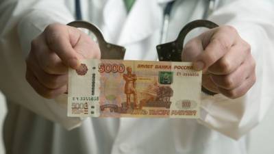 "Каждому два рубля положено": Как детский хирург "зарабатывал" с коллегами на операциях
