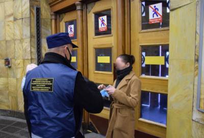 Количество пойманных нарушителей «масочного» режима в общественном транспорте Петербурга перевалило за тысячу