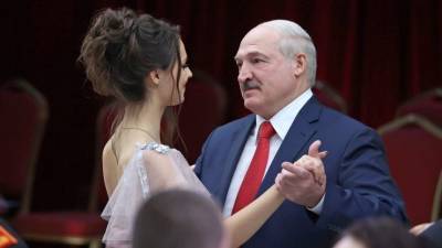В сети обсуждают видео танца Лукашенко с юной незнакомкой