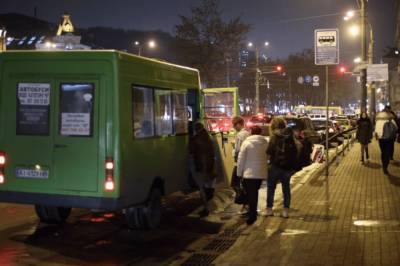 В маршрутке Харькова материли и пинали дедушку, который не захотел садиться: видео