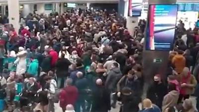 Пассажиры столпились в Домодедово из-за задержки рейсов