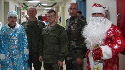 Российские военные в Сирии получили поздравления от Деда Мороза и Снегурочки