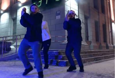 Танцоры из Новосибирска рискнули здоровьем ради искусства