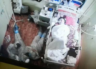 Снимок, который потряс Рунет: медики на полу у постели больного оказались студентами