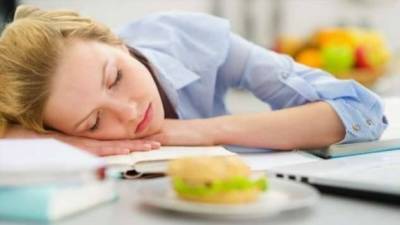 Потребность или лень — почему после еды тянет поспать