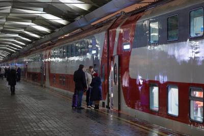 Из Петербурга в Ярославль отправился первый двухэтажный поезд