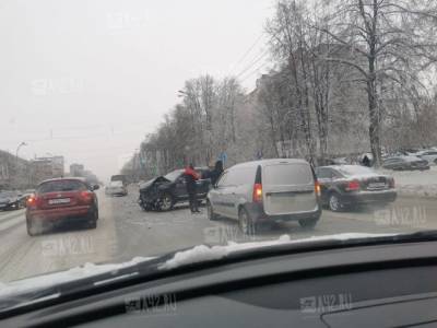Очевидцы поделились фото серьёзного ДТП на проспекте Ленина в Кемерове