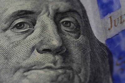 Экономисты посоветовали россиянам «держаться от доллара подальше»