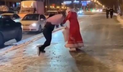 В Тюмени Дед Мороз дрался с прохожими подушками (Видео)