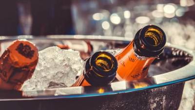 Эксперт прокомментировал просьбу московских компаний легализовать продажу алкоголя через Интернет в праздники