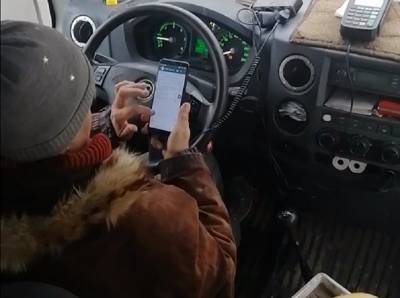Играющую в телефон на полном ходу маршрутчицу сняли на видео в Воронеже