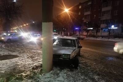 В Твери не опытный водитель врезался в столб