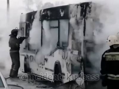 В Новокузнецке на дороге сгорел автобус, ЧП попало на видео