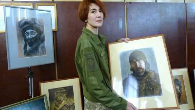Военная пишет портреты своих товарищей по службе