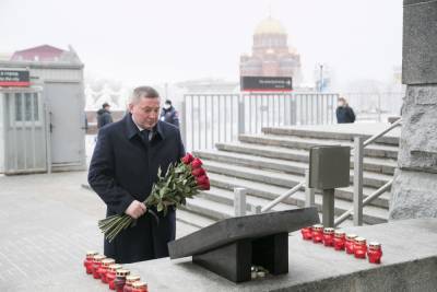 Глава региона почтил память волгоградцев, погибших в терактах 7 лет назад
