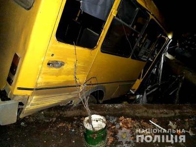 В Николаевской области маршрутка с пассажирами упала в бассейн: есть пострадавшие