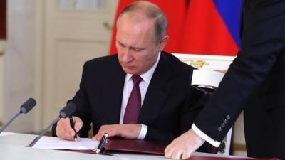 Владимир Путин подписал закон о физлицах-иностранных агентах