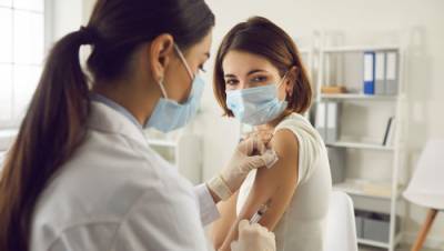 Израильский врач: чем отличаются вакцины Pfizer и Moderna