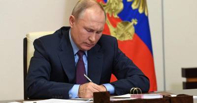 Путин подписал закон о физлицах-иноагентах
